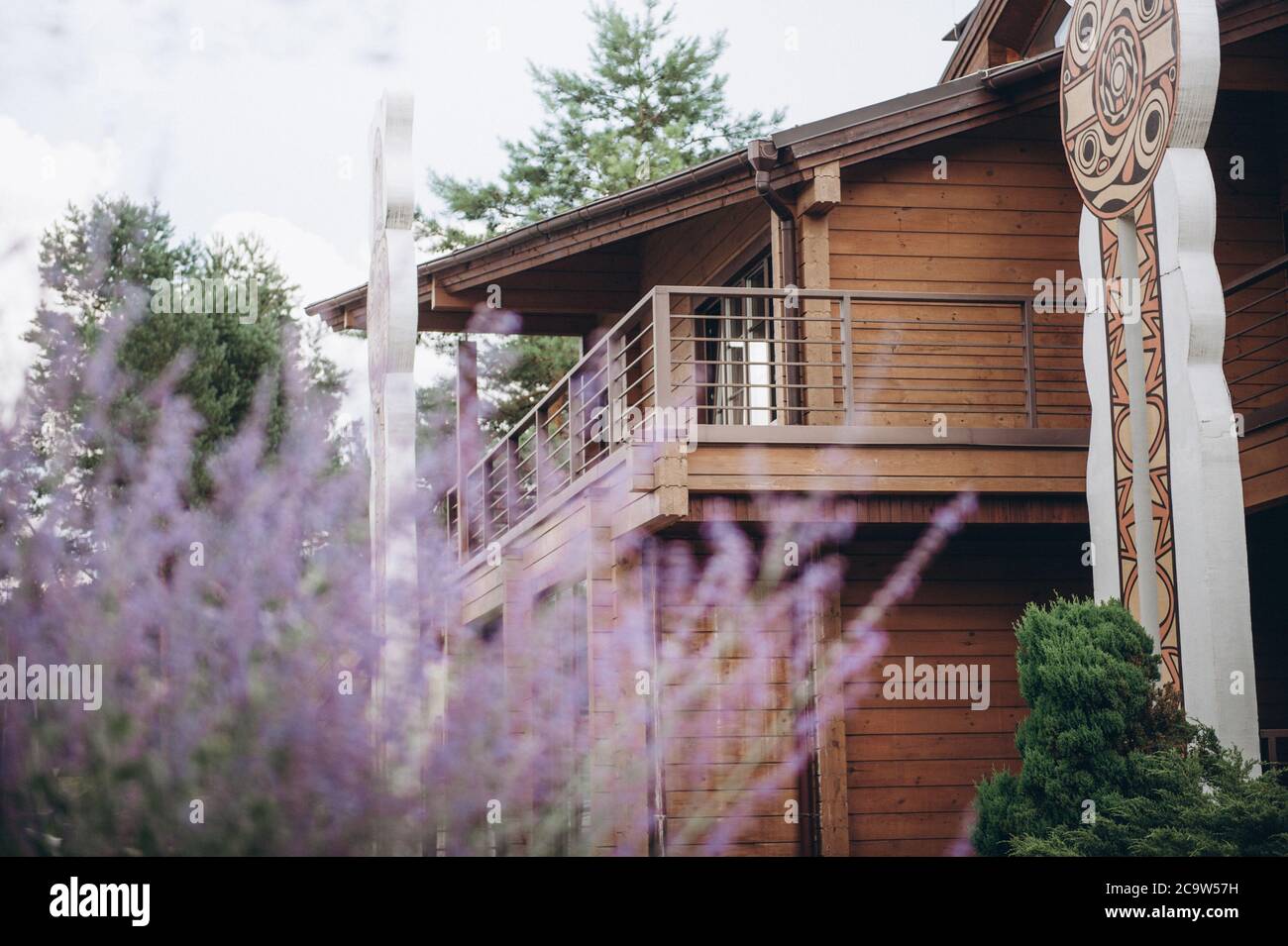 Nuova casa da sogno americana con una bella montagna sullo sfondo. Foto Stock