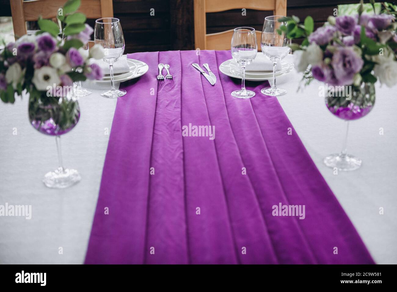 bicchieri, piatti, forchette e coltelli sono serviti nel ristorante. Foto Stock