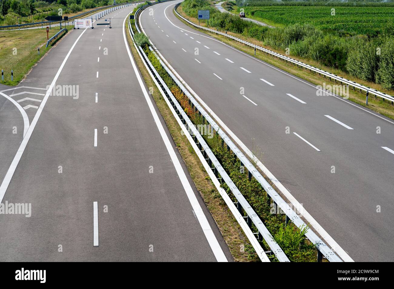 Sezione di nuova costruzione dell'autostrada A26 (Autobahn 26) tra Stade e Amburgo, Germania. Foto Stock