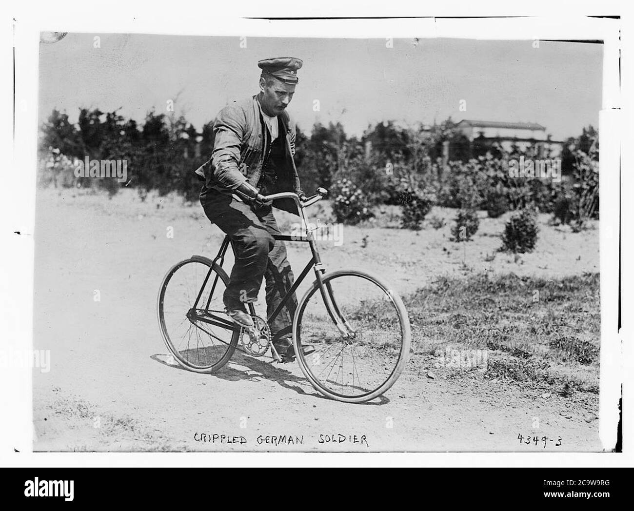 Soldato tedesco [in bicicletta] Foto stock - Alamy