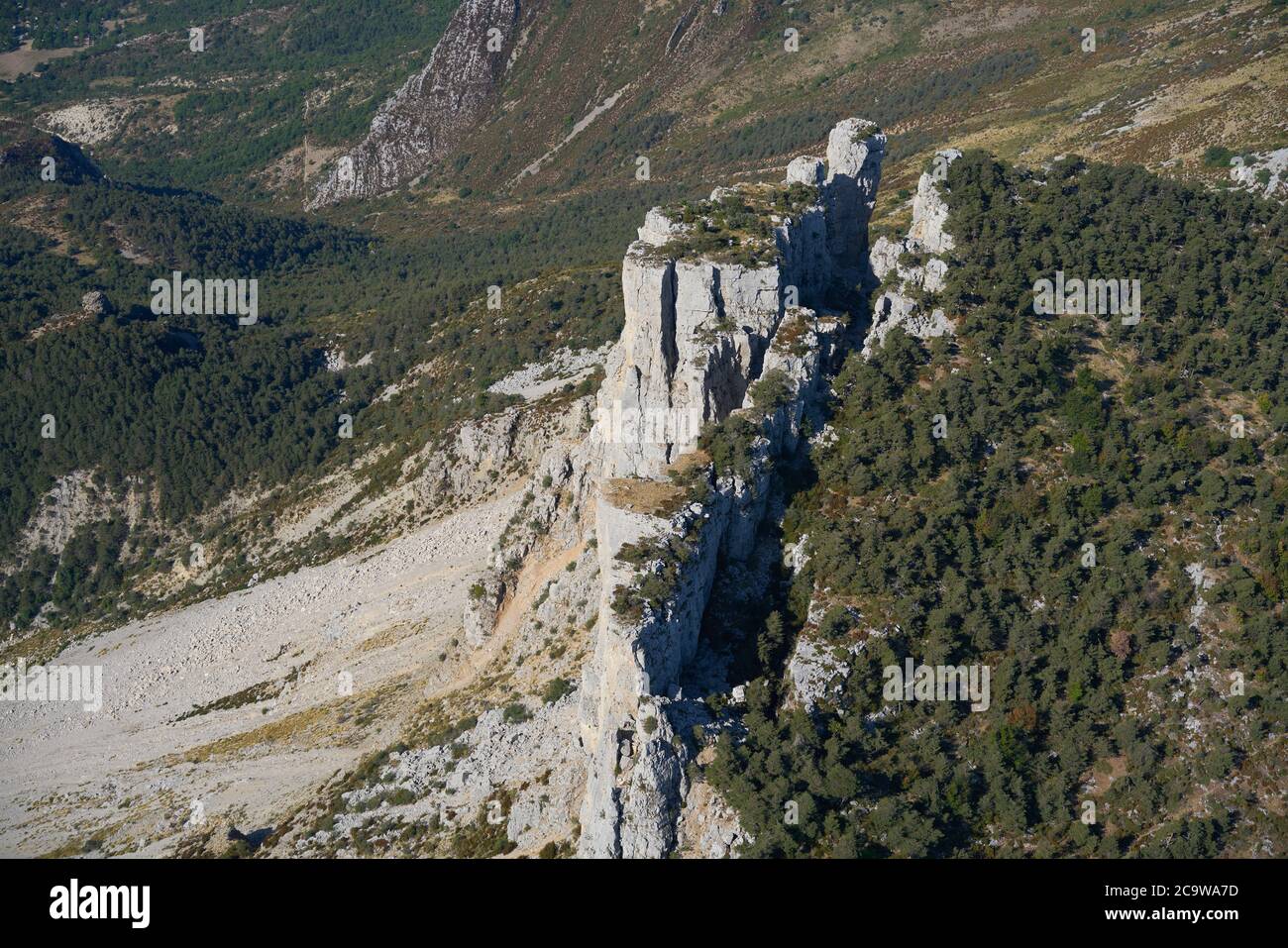 VISTA AEREA. Massiccia roccia calcarea sull'orlo del collasso. Cadières de Brandis, Castellane, Alpes de Haute-Provence, Francia. Foto Stock