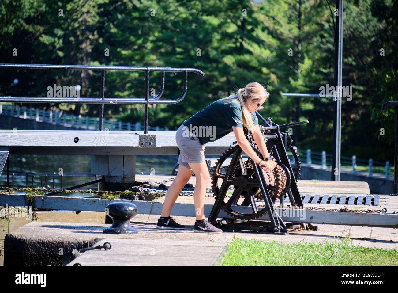 Parks Canada dipendente che opera il cancello manuale di Rideau Canal, Locks Hartbells in estate soleggiato giorno Foto Stock