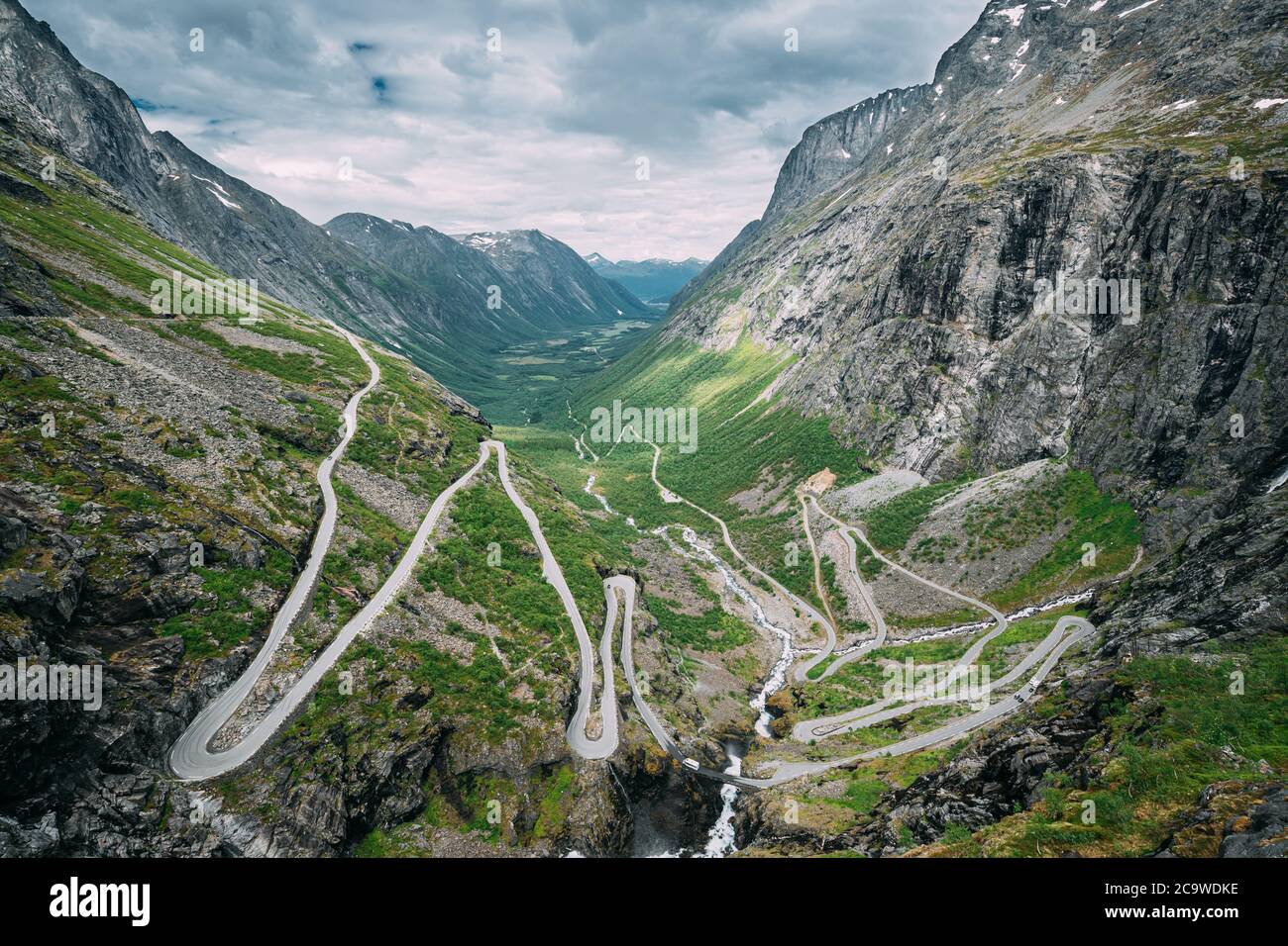 Trollstigen, Andalsnes, Norvegia. Auto va in montagna a serpentina Trollstigen su strada. Norvegese famoso punto di riferimento e meta popolare. La contea norvegese Foto Stock