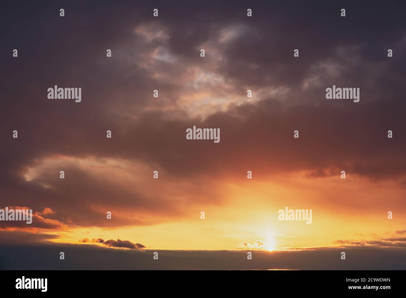 Sunrise Sunset Sky. Cielo drammatico con nuvole colorate. Colori giallo, arancione e magenta Foto Stock