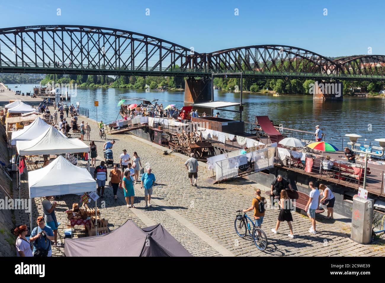 PRAGA - 1 agosto: Mercato alimentare di strada dei contadini Naplavka con mercato delle pulci sul ponte di una barca a Naplavka il 1 agosto 2020 a Praga. Foto Stock