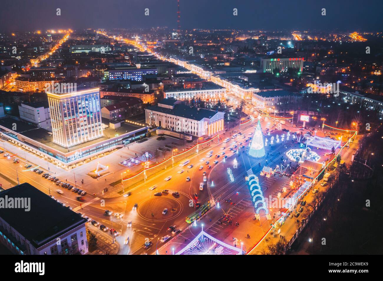 Gomel, Bielorussia. Albero di Natale principale e illuminazione festiva in Piazza Lenin a Homel. Capodanno in Bielorussia. Vista aerea notturna Foto Stock