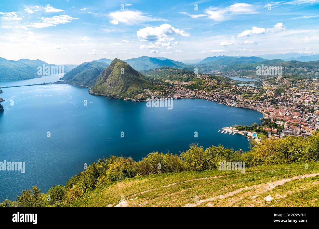 Vista panoramica del lago di Lugano con Monte San Salvatore e Lugano da Monte Bre, Ticino, Svizzera Foto Stock