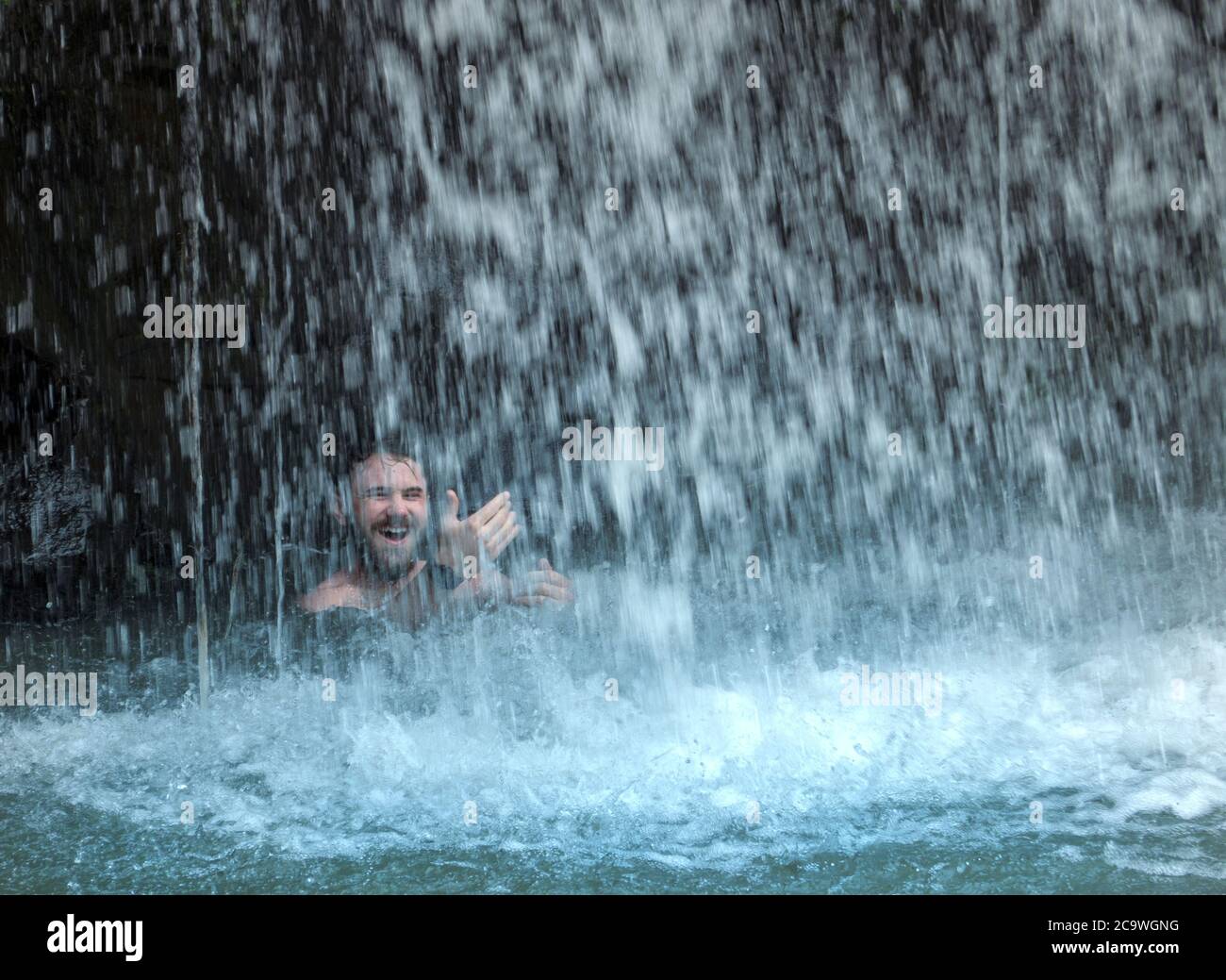 Nuotatore che behing Opai Pilau Falls. Hawaii, la grande isola. Foto Stock