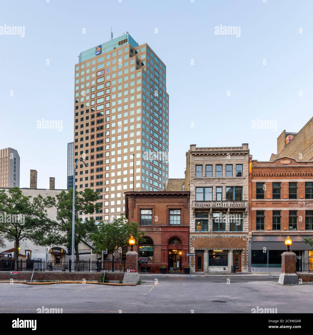 Edifici storici del quartiere degli scambi con una moderna torre di uffici sullo sfondo, Winnipeg, Manitoba, Canada. Foto Stock