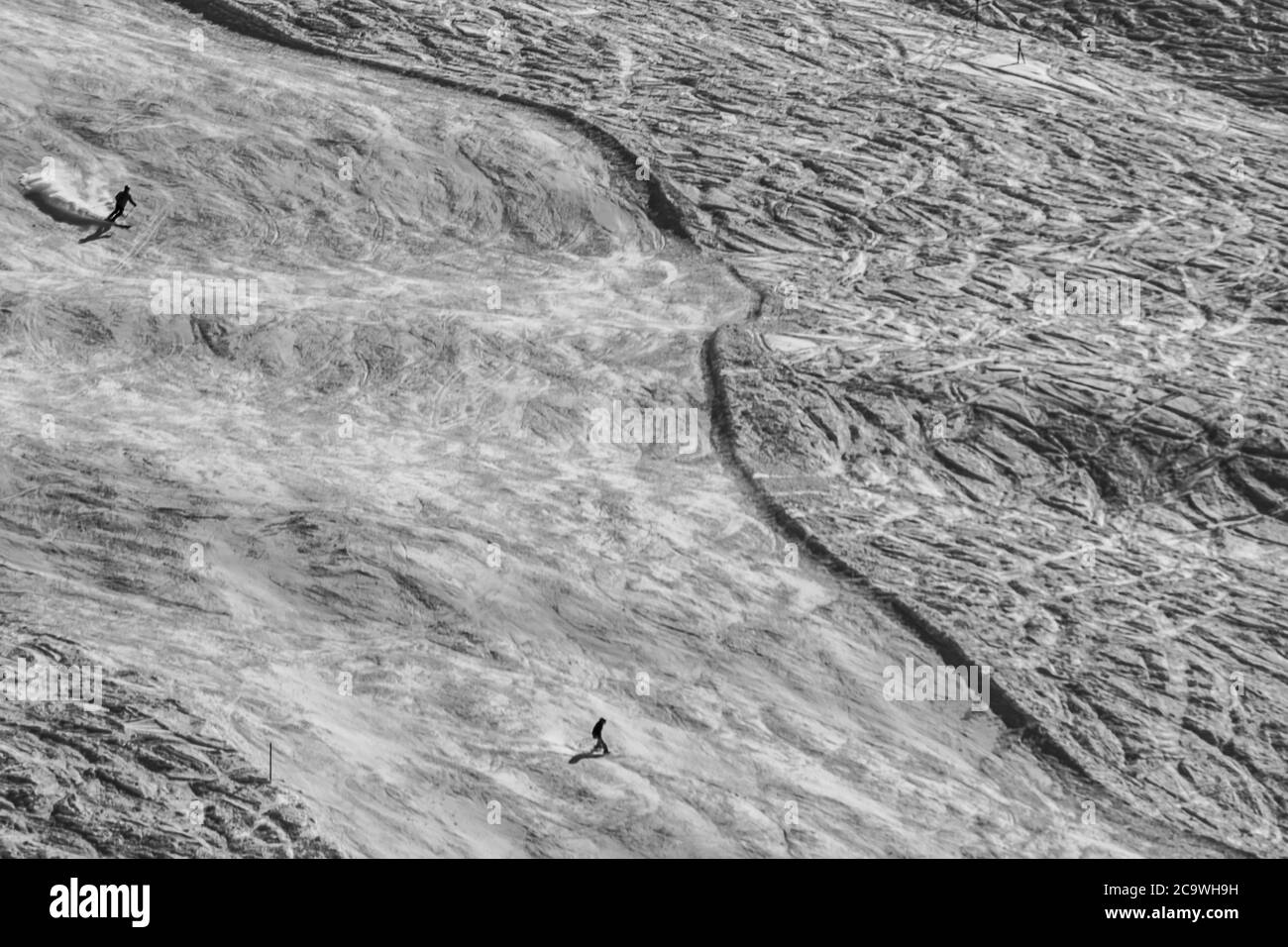 Due sciatori in discesa su una pista alpina a Pitztal, Austria, Europa Foto Stock