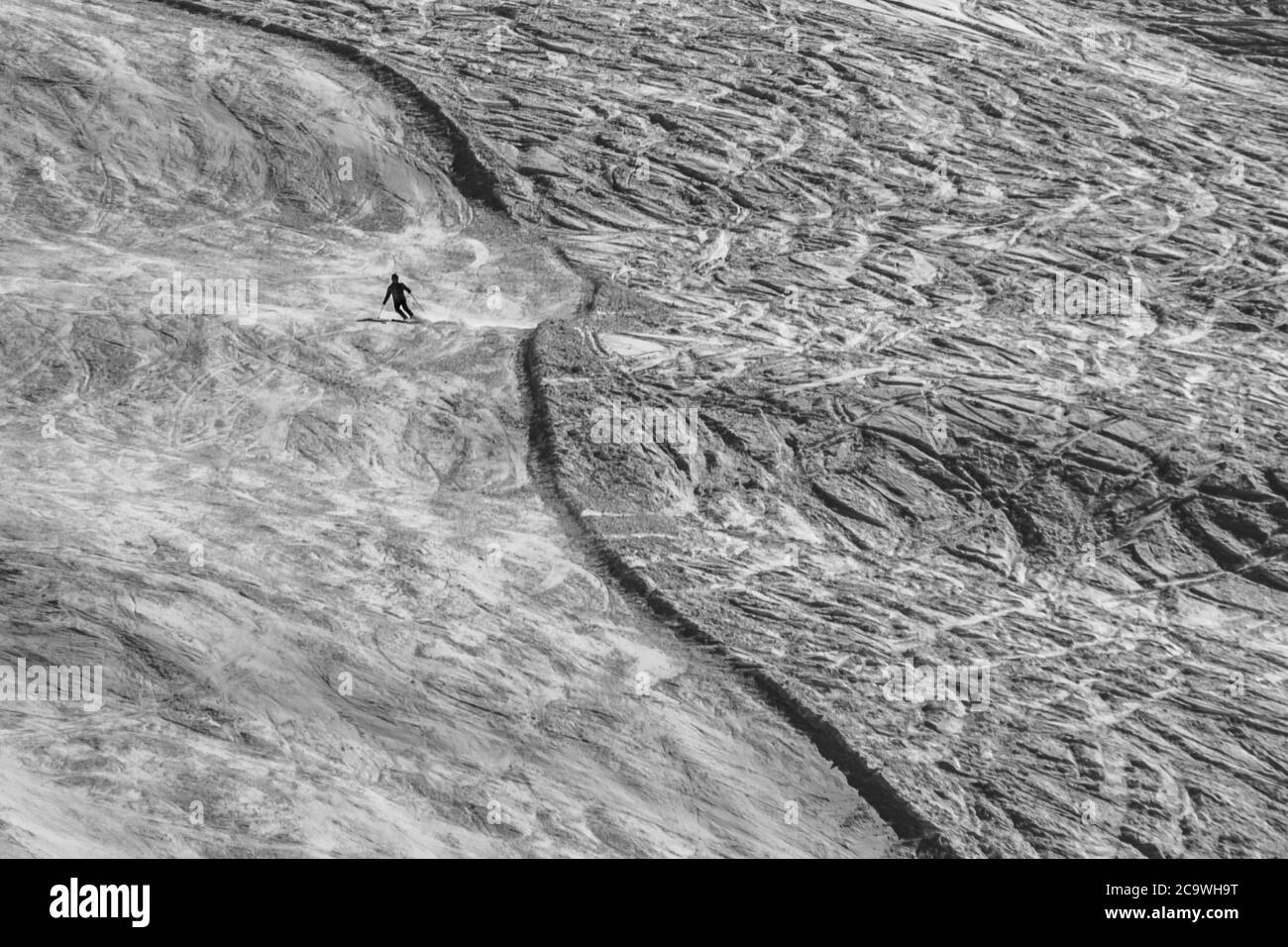 Sciatore in discesa su una pista alpina a Pitztal, Austria, Europa Foto Stock