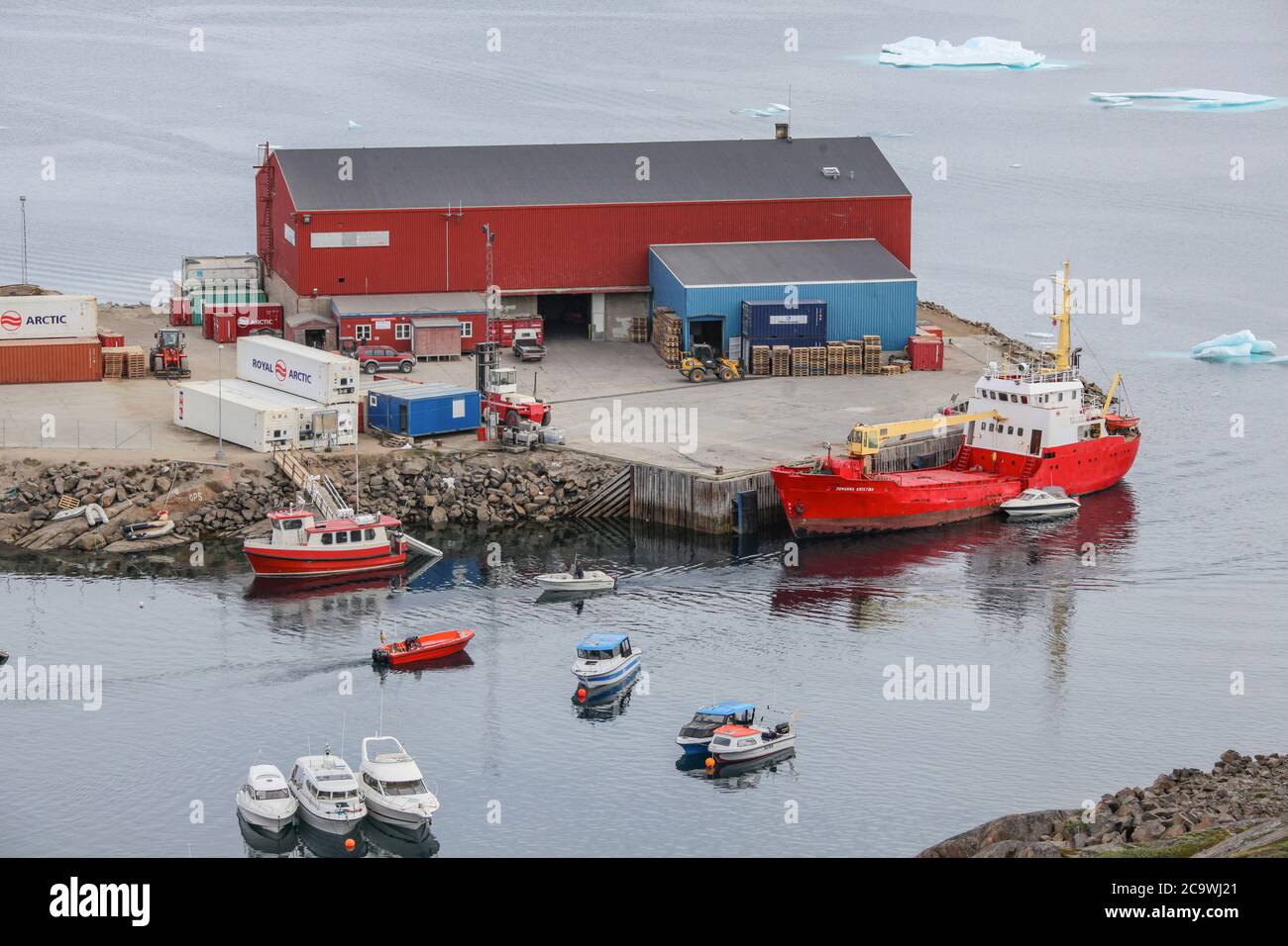 Tasiilaq, precedentemente Ammassalik e Angmagssalik, è una città della Groenlandia sudorientale, situata nel comune di Sermersooq Foto Stock