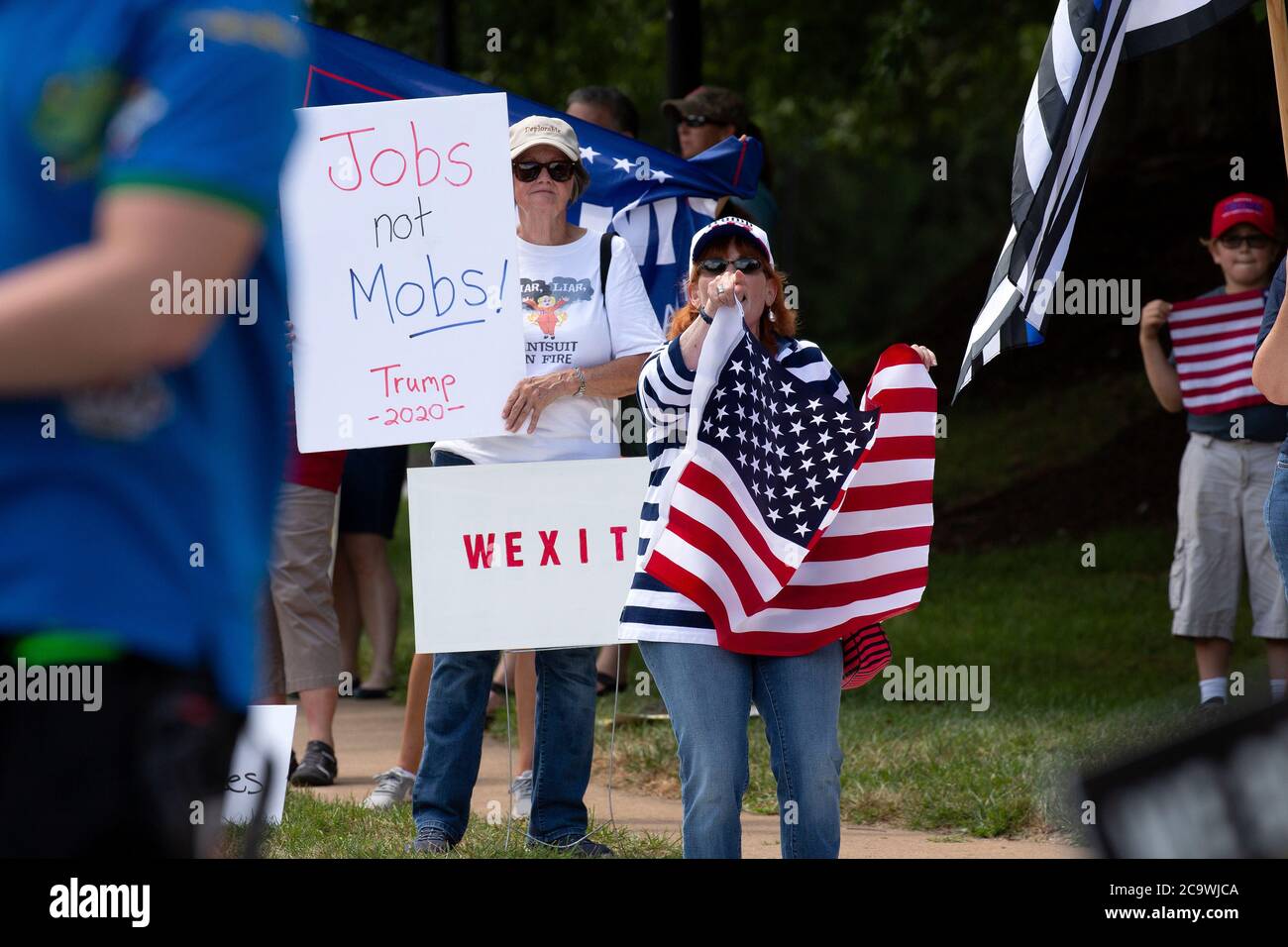 Sterling, Virginia, Stati Uniti. 02 agosto 2020. I sostenitori del presidente degli Stati Uniti Donald J. Trump si riuniscono di fronte al Trump National Golf Club a Sterling, Virginia, domenica 2 agosto 2020, mentre si prepara a tornare alla Casa Bianca a Washington, DC, Stati Uniti Credit: Stefani Reynolds/CNP/MediaPunch Credit: MediaPunch Inc/Alamy Live News Foto Stock