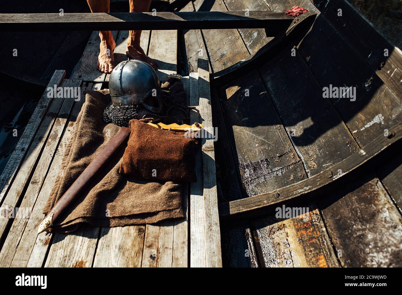 Armi medievali e armature vichinghe, le attrezzature degli attori al festival della ricostruzione storica, armature e un'ascia affilata giacciono sullo scudo Foto Stock