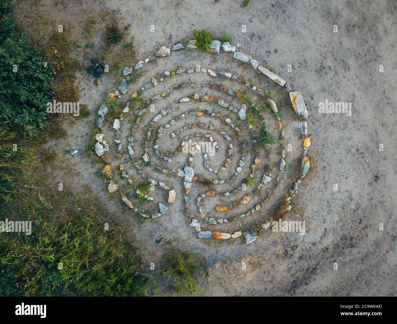 Labirinto a spirale in pietre, vista dall'alto dal drone Foto Stock