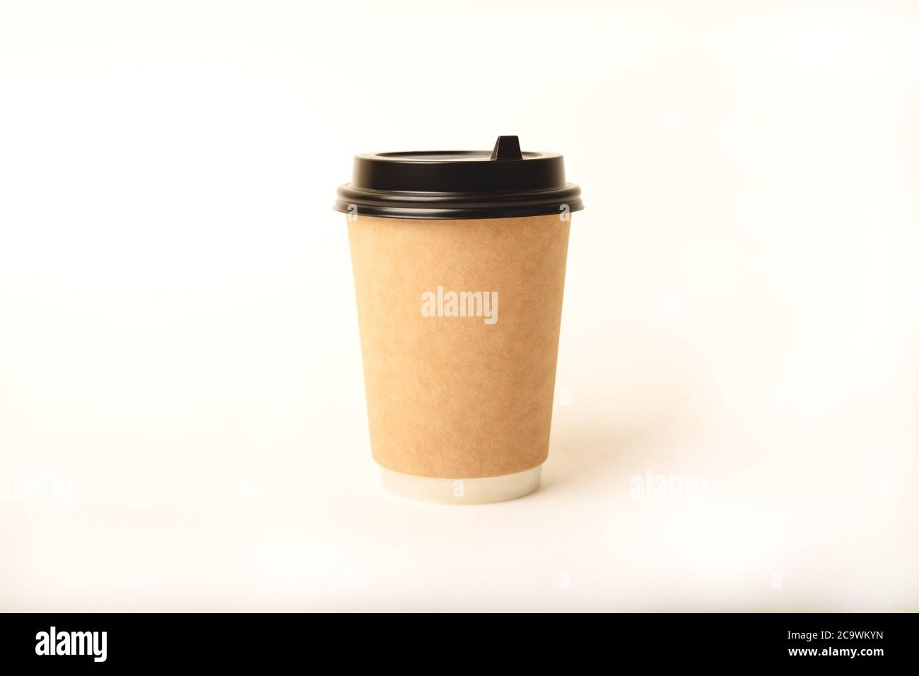 Tazza di carta da caffè eco-compatibile con coperchio nero su sfondo bianco. Zero sprechi, concetto privo di plastica. Stile di vita sostenibile. Vista frontale. Foto Stock