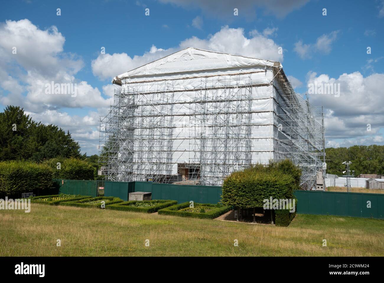 Clandon Park House, che ha avuto un grande incendio nel 2015, coperto di plastica e ponteggi, Surrey, Regno Unito Foto Stock