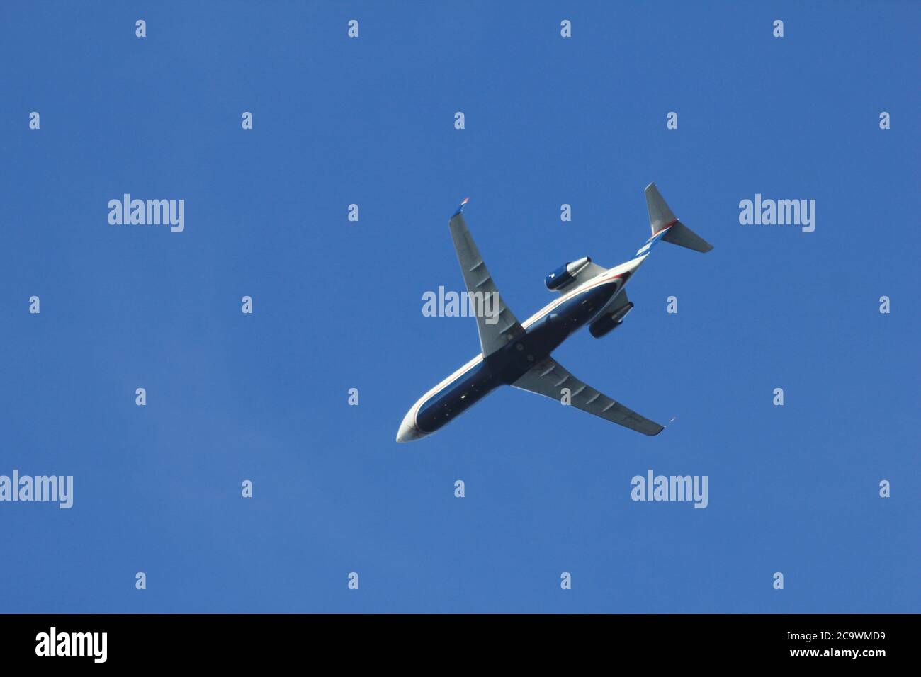 Vista ad angolo basso di un piccolo aereo di linea Foto Stock