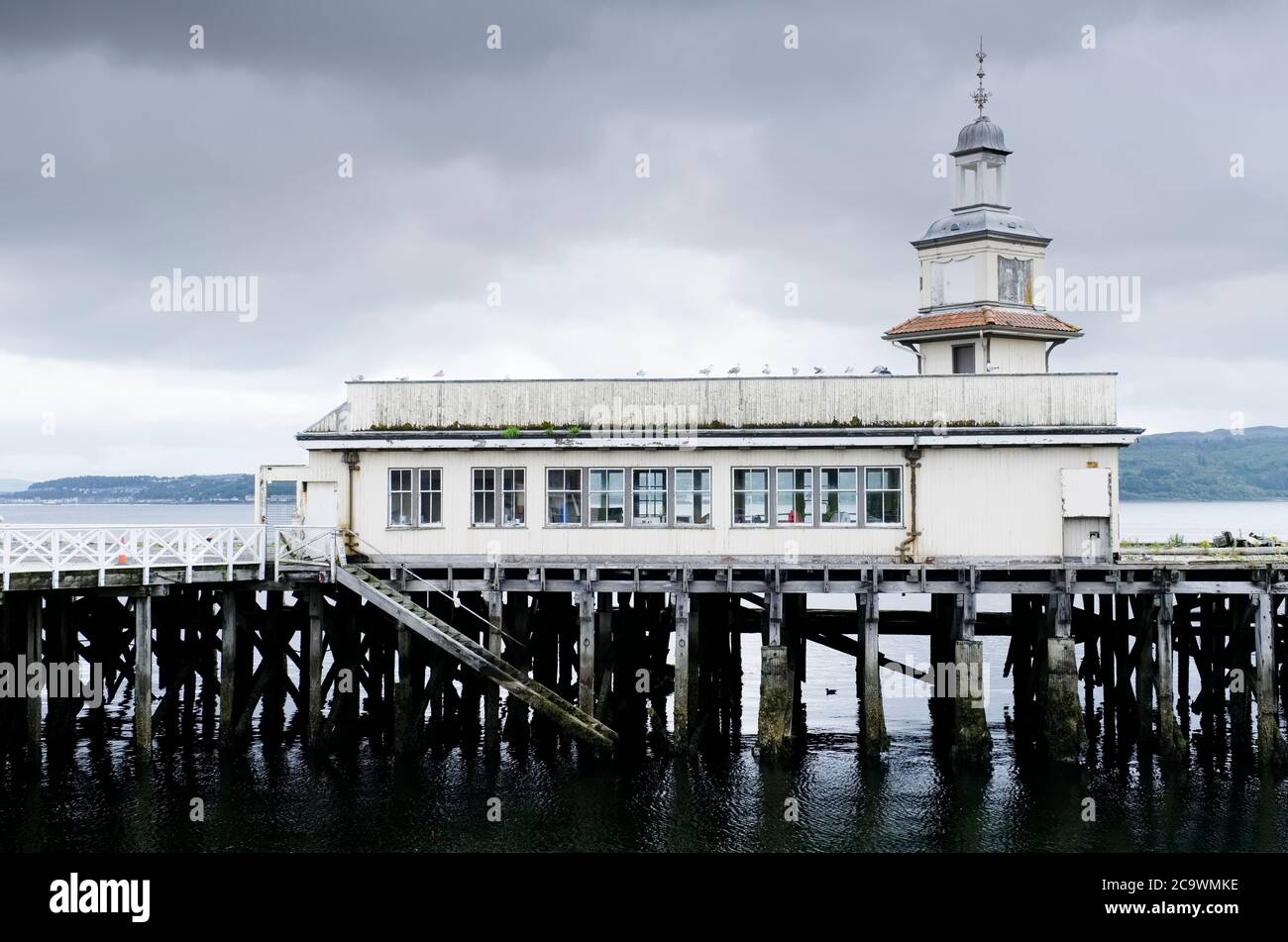 Abbandonato vecchio edificio vittoriano molo in legno a Dunoon Foto Stock