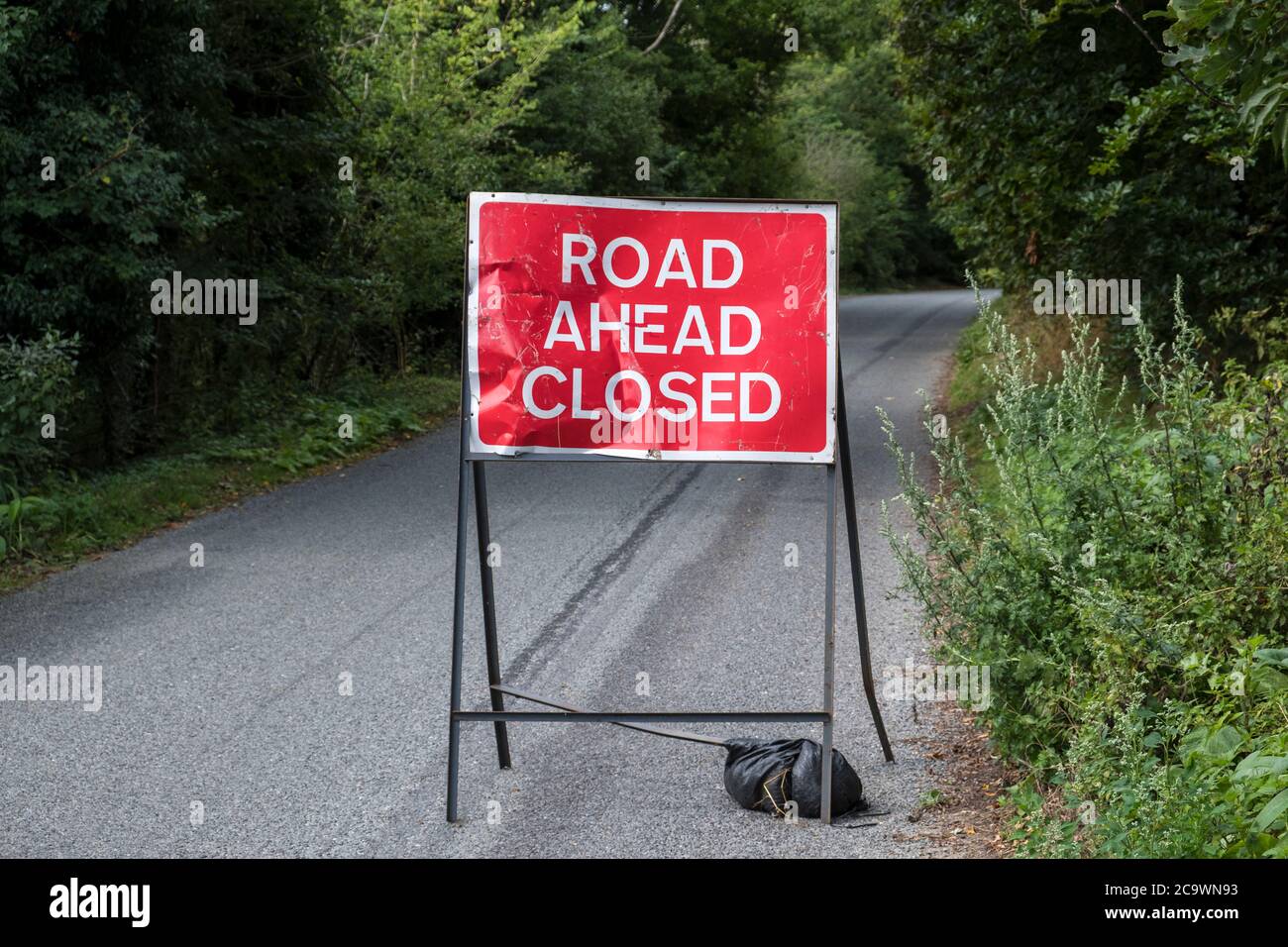 Segnale di chiusura Road ahead. Suffolk, Regno Unito. Foto Stock