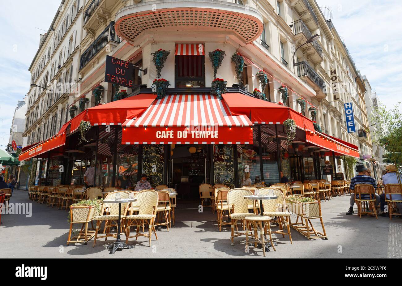 Il tradizionale cafe du Temple francese si trova vicino a Piazza della Repubblica a Parigi, Francia. Foto Stock