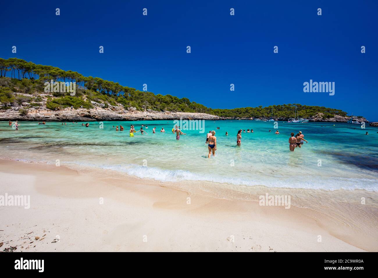 CALA MONDRAGO, Majorka, Spagna, 24 luglio 2020 - le persone godono di famosa spiaggia in estate, Parque Natural de Mondrago. Santanyi. Minorca. Spagna Foto Stock