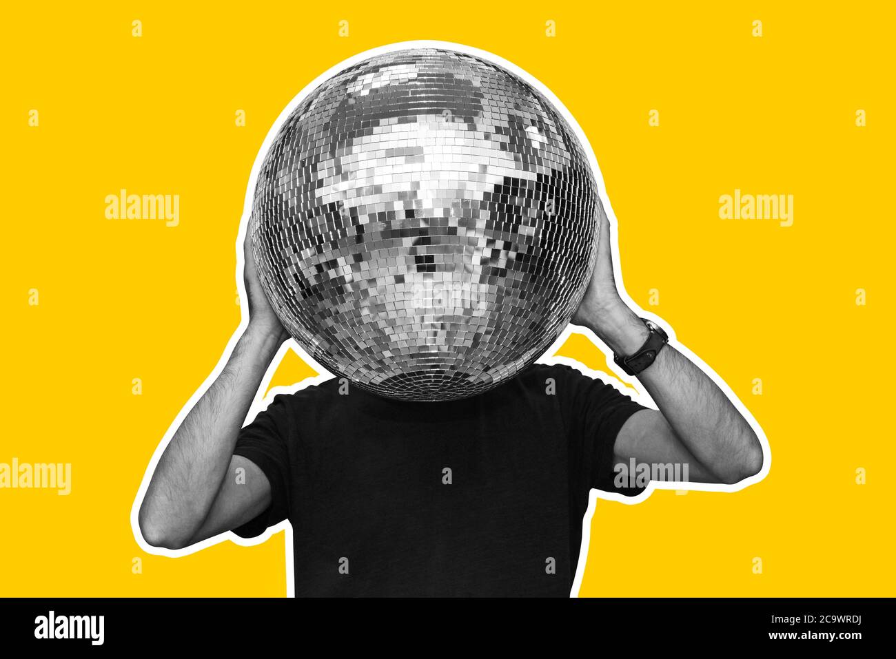 Uomo e una palla a specchio invece di una testa su uno sfondo giallo luminoso. Il concetto di design moderno, creatività e stile. Volantino per la pubblicità. Foto Stock