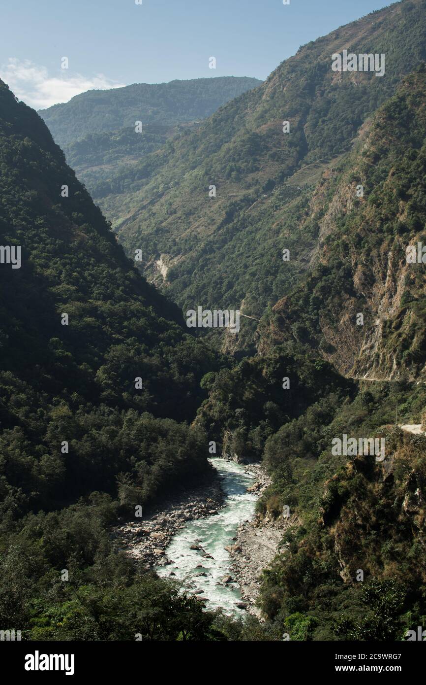 Bel fiume Marshyangdi che scorre attraverso le montagne dell'himalaya sul circuito di Annapurna, Nepal Foto Stock