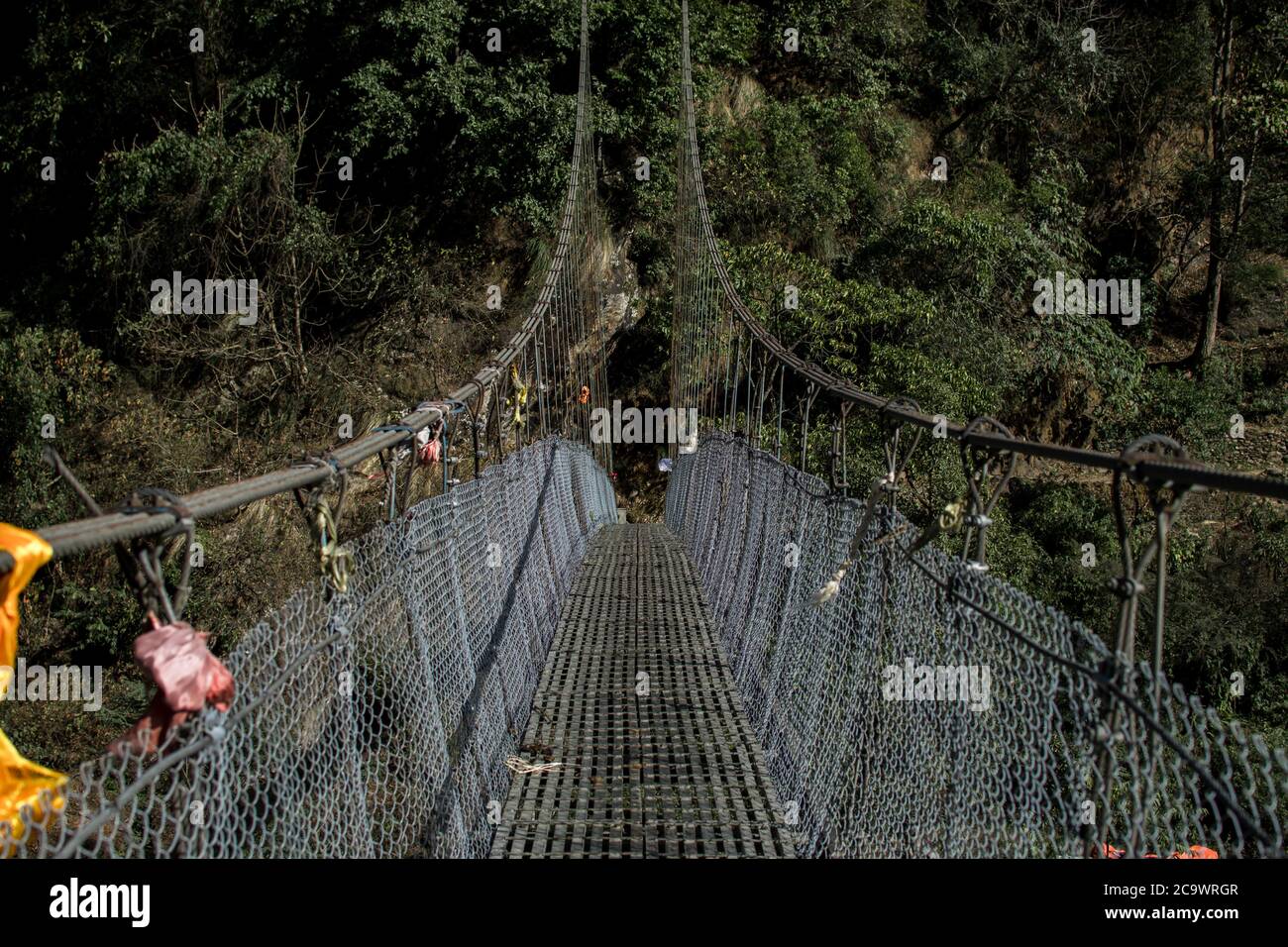 Un semplice ponte sospeso che attraversa il circuito di Annapurna in Nepal Foto Stock