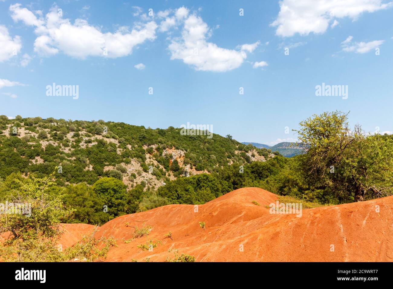 Terra di argilla rossa, un fenomeno geologico raro, visto vicino alla città di Preveza, nella regione dell'Epiro, Grecia, Europa. Foto Stock