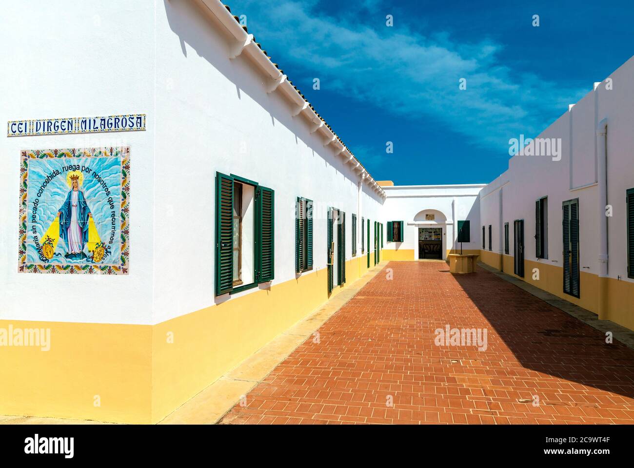 L'esterno dell'edificio Kindergarden CEI Virgen Milagrosa di Sant Francesc Xavier, Formentera, Spagna Foto Stock