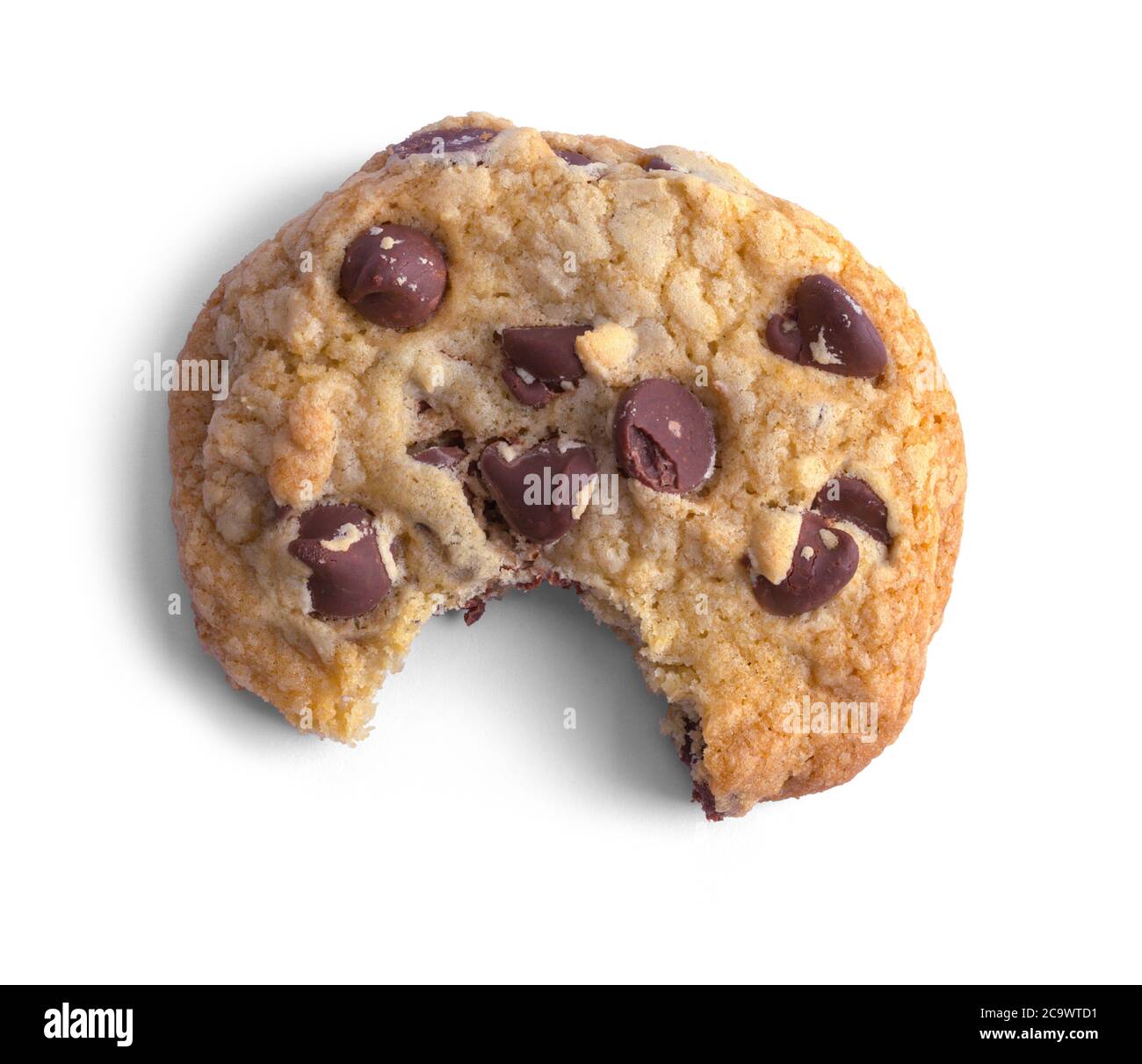 Cookie a chip di cioccolato singolo con Bite mancante isolato su bianco. Foto Stock