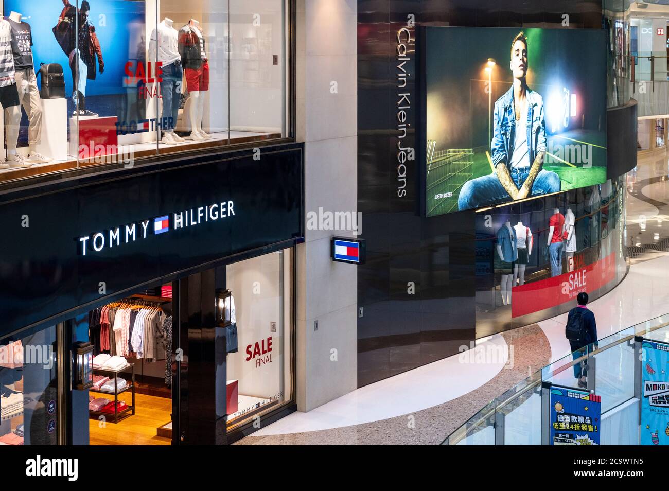 Il marchio multinazionale di abbigliamento americano Tommy Hilfiger Store e  il negozio di moda Calvin Klein Jeans si trovano in un centro commerciale di  Hong Kong Foto stock - Alamy