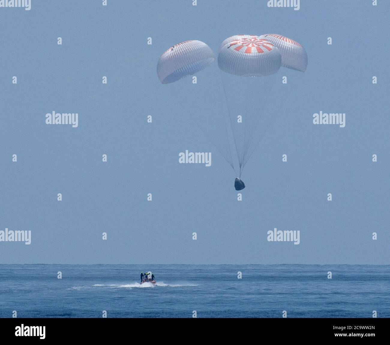 Pensacola, Stati Uniti d'America. 02 agosto 2020. Pensacola, Stati Uniti d'America. 02 agosto 2020. La navicella spaziale SpaceX Crew Dragon Endeavour galleggia sulla terra mentre si tuffa nel Golfo del Messico 2 agosto 2020 al largo della costa di Pensacola, Florida. Il volo di prova Demo-2 per il programma Commercial Crew della NASA ha trasportato gli astronauti Robert Behnken e Douglas Hurley alla Stazione spaziale Internazionale e li ha restituiti in modo sicuro alla Terra a bordo di un veicolo spaziale costruito e gestito in commercio. Credit: Bill Ingalls/NASA/Alamy Live News Foto Stock