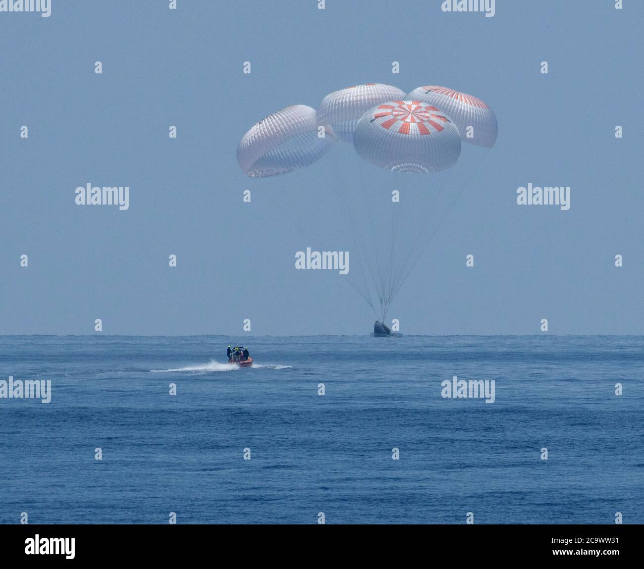 Pensacola, Stati Uniti d'America. 02 agosto 2020. Pensacola, Stati Uniti d'America. 02 agosto 2020. La navicella spaziale SpaceX Crew Dragon Endeavour galleggia sulla terra mentre si tuffa nel Golfo del Messico 2 agosto 2020 al largo della costa di Pensacola, Florida. Il volo di prova Demo-2 per il programma Commercial Crew della NASA ha trasportato gli astronauti Robert Behnken e Douglas Hurley alla Stazione spaziale Internazionale e li ha restituiti in modo sicuro alla Terra a bordo di un veicolo spaziale costruito e gestito in commercio. Credit: Bill Ingalls/NASA/Alamy Live News Foto Stock