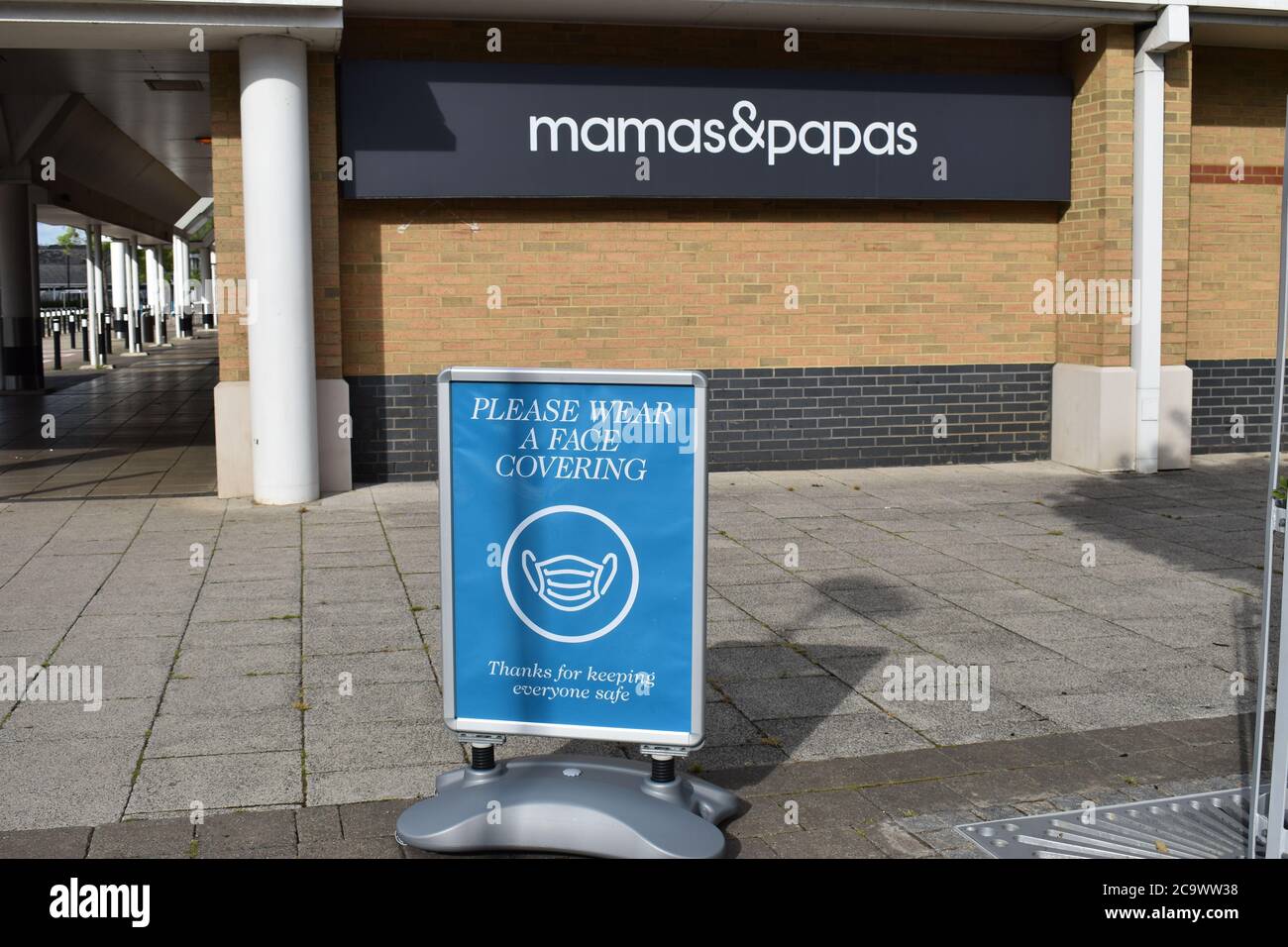 Cartelli che mostrano le precauzioni di Covid-19 al centro commerciale Kingston, Milton Keynes. Foto Stock