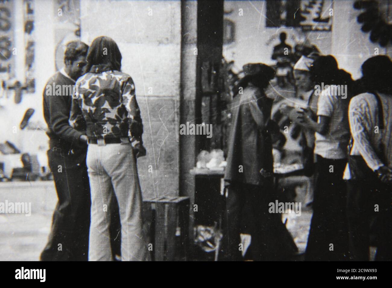 Bella fotografia di strada in bianco e nero degli anni '70 di persone che si levano in piedi intorno sul marciapiede in Messico. Foto Stock