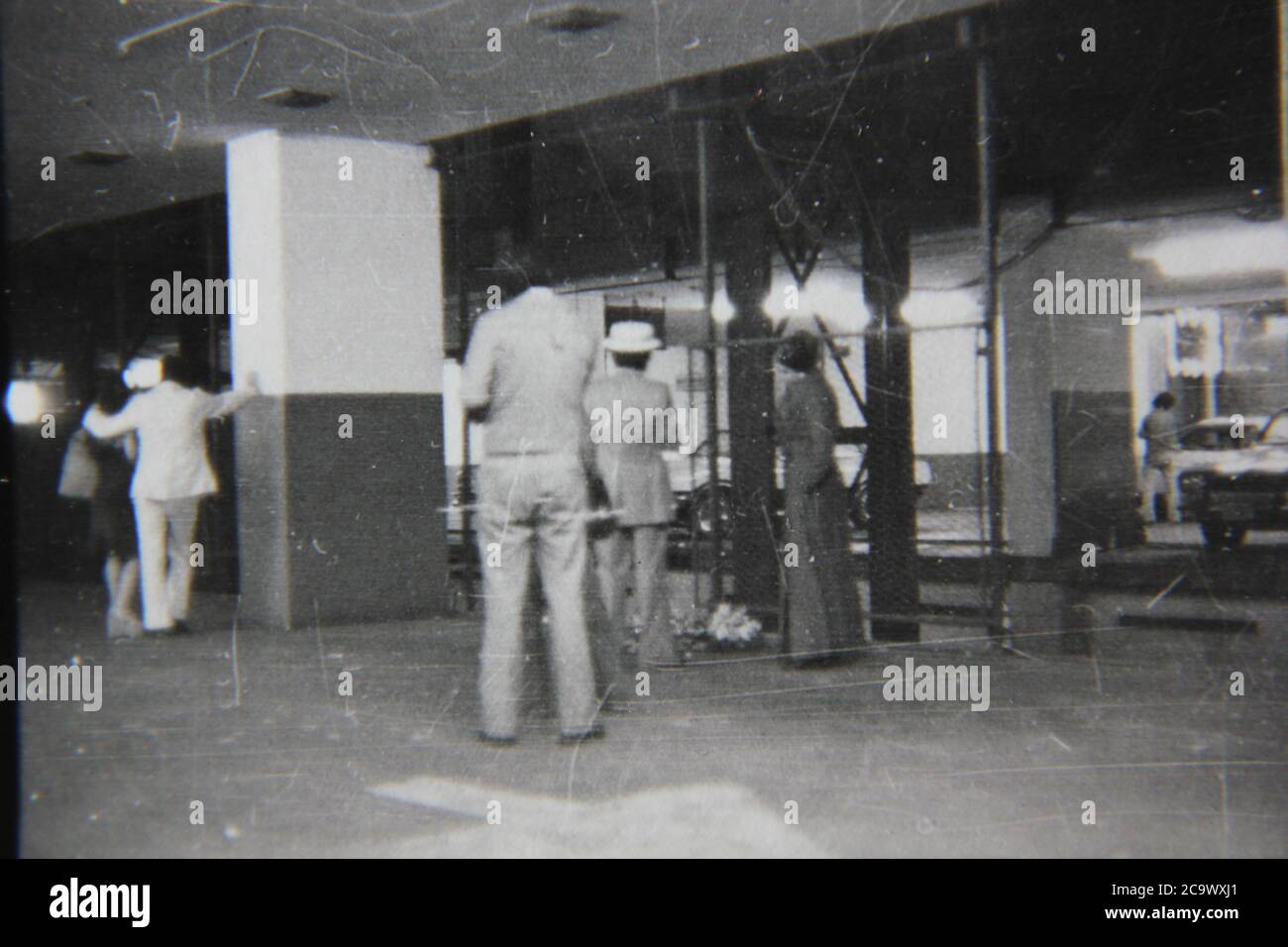 Bella fotografia di strada in bianco e nero degli anni '70 di persone che si levano in piedi intorno sul marciapiede in Messico. Foto Stock