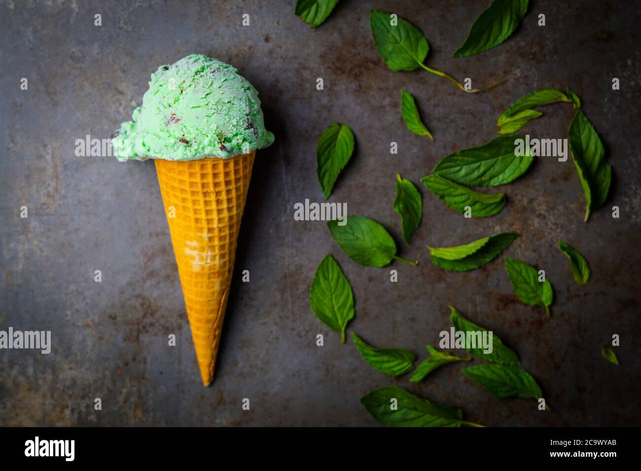 Cono gelato al cioccolato con chip alla menta Foto Stock