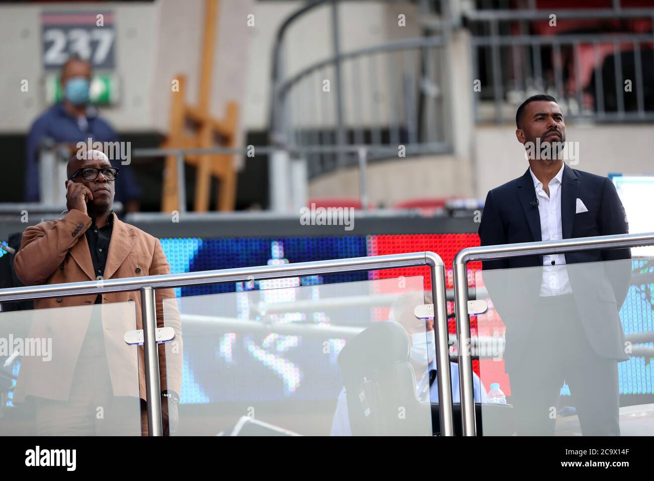 Wembley, Regno Unito. 01 agosto 2020. Gli ex Arsenal Players Ian Wright e Ashley Cole, che hanno lavorato alla BBC Match of the Day all'Emirates fa Cup Final match Arsenal contro Chelsea, al Wembley Stadium, Londra, Regno Unito il 1 agosto 2020. La partita viene giocata a porte chiuse a causa dell'attuale pandemia di Coronavirus COVID-19 e delle restrizioni di blocco/allontanamento sociale del governo. Credit: Paul Marriott/Alamy Live News Foto Stock