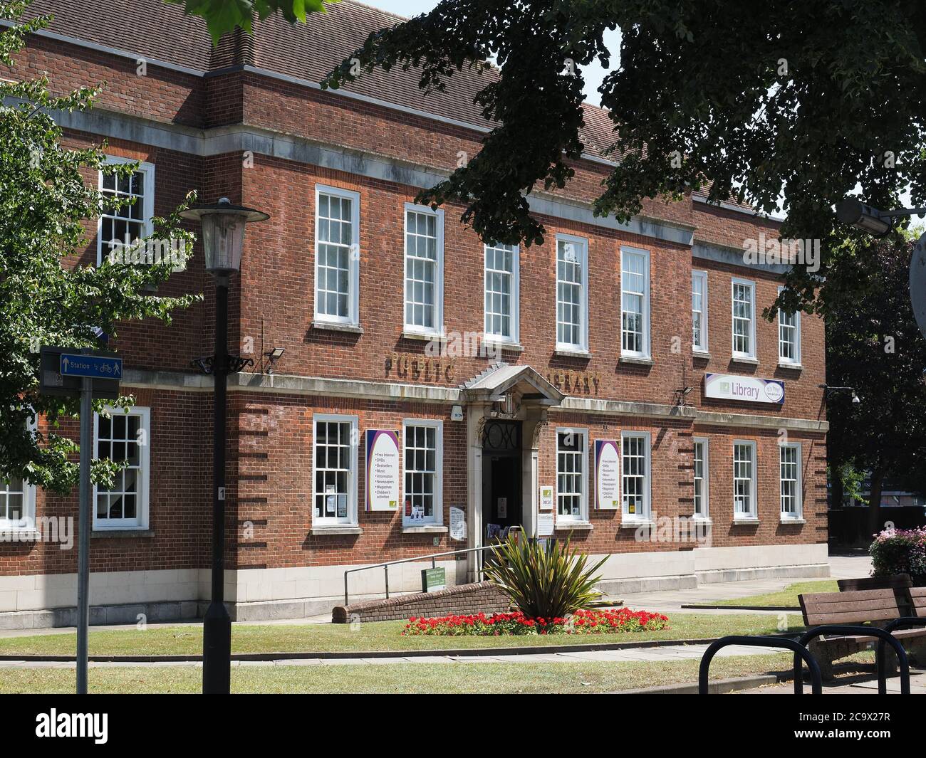 Vista della biblioteca pubblica di Watford in Hempstead Road Watford in una bella giornata di sole in estate Foto Stock