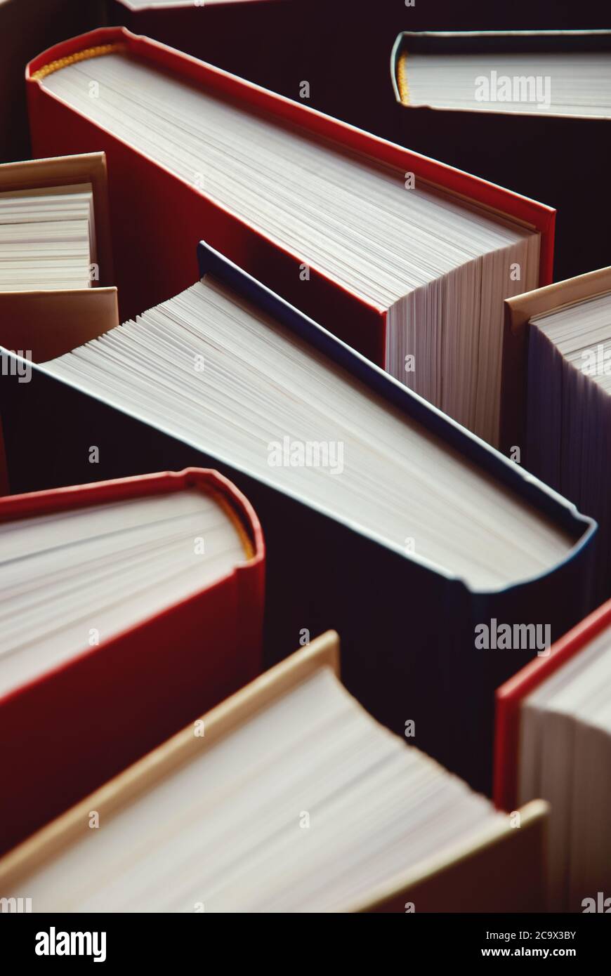 molti libri di copertina rigida che si levano in piedi come sfondo, fotografia verticale Foto Stock