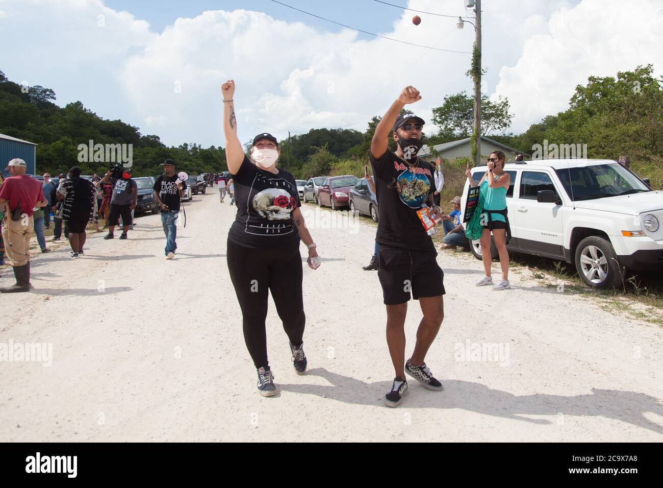 Zinco, Arkansas, Stati Uniti. 2 agosto 2020. 2 agosto 2020: I dimostranti tengono i pugni in aria e gridano a coloro che stanno per strada bloccando l'ingresso al complesso KKK. Una varietà di gruppi tra cui Ozarks Hate Watch e Bridge the Gap NWA stanno marciando su Zinc, AR, in una marcia storica (mai prima Zinc ha avuto una marcia di gruppi neri). Zinco è la casa di Thomas Robb, che è il grandwizard del KKK. Credit: Leslie Spurlock/ZUMA Wire/Alamy Live News Foto Stock