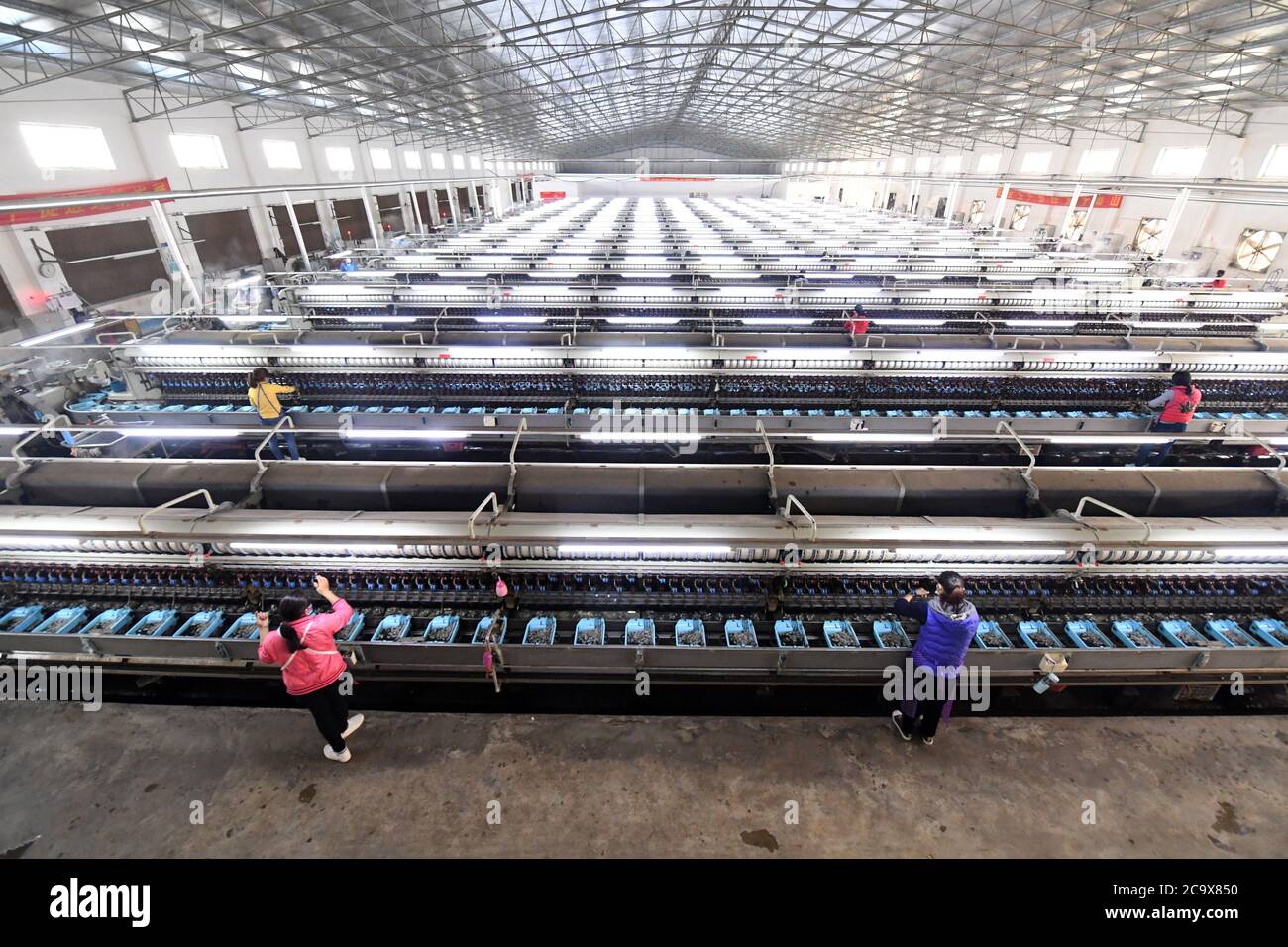 (200803) -- NANNING, 3 agosto 2020 (Xinhua) -- i dipendenti lavorano in un'impresa di produzione di seta nella contea di Xincheng, regione autonoma di Guangxi Zhuang nella Cina meridionale, 31 marzo 2020. Guangxi, una regione chiave della missione di soccorso della povertà in Cina, sta compiendo sforzi incessanti per vincere la dura battaglia contro la povertà assicurando l’occupazione della popolazione povera. Cercare di far lavorare le persone ha svolto un ruolo vitale nella grande campagna di Guangxi per combattere la povertà, in quanto può far uscire tutta la famiglia dalla povertà. Si è dimostrato il modo più efficace e diretto per contribuire a combattere la povertà. Inoltre, io Foto Stock