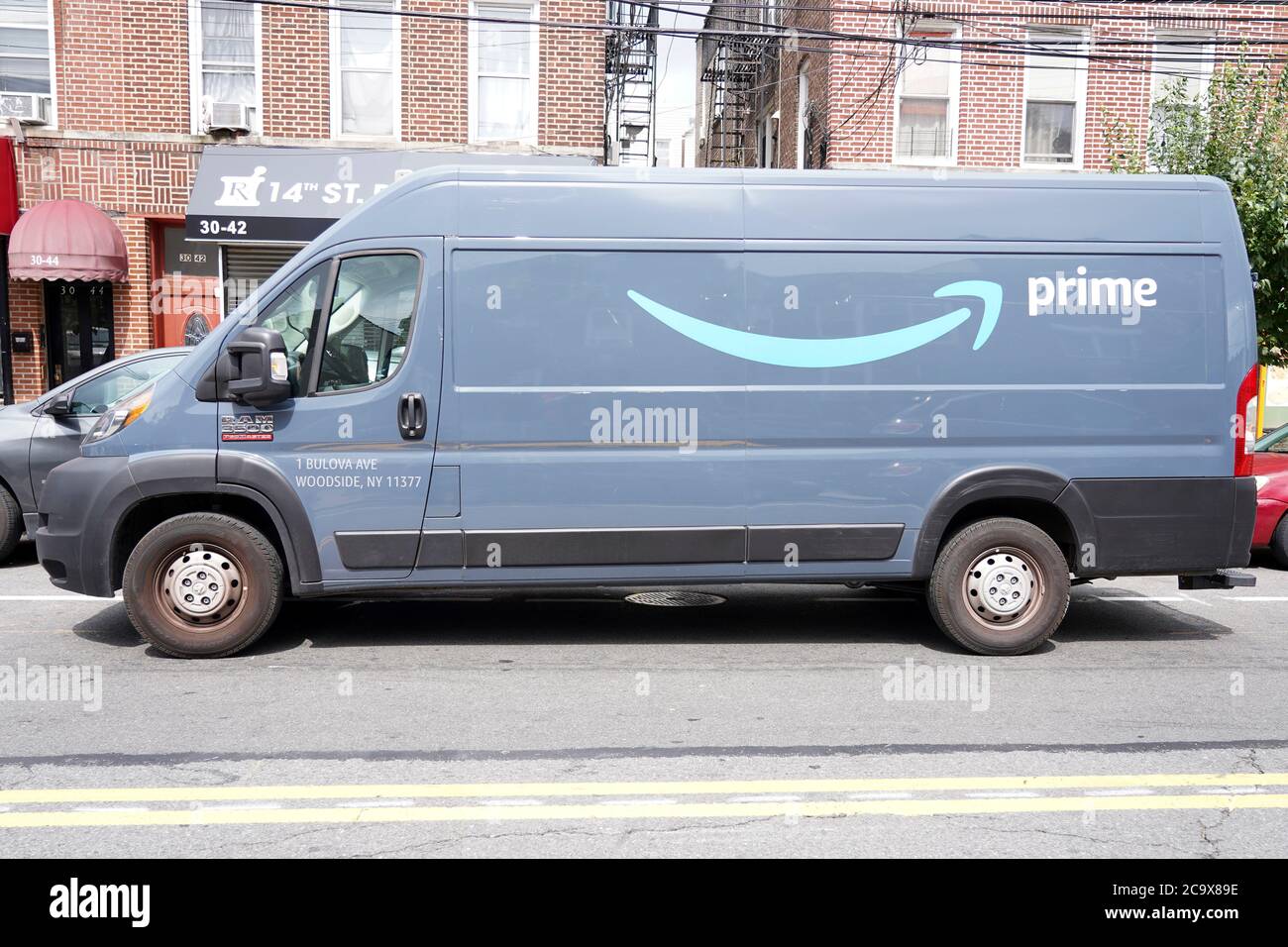 NEW YORK, NY – 2 AGOSTO: Un camion di consegna Amazon prime visto  parcheggiato sulla strada il 2 agosto 2020 a Queens Borough di New York  City Foto stock - Alamy