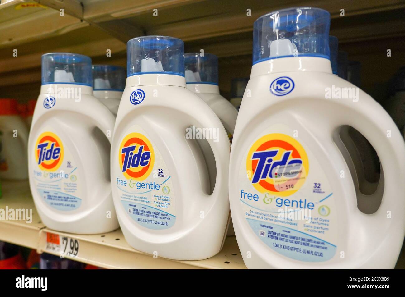 NEW YORK, NY – 2 AGOSTO: Vista del detergente per bucato Tide in Stop & Shop Supermarket a Queens il 2 agosto 2020 a Queens Borough di New York City. Foto Stock