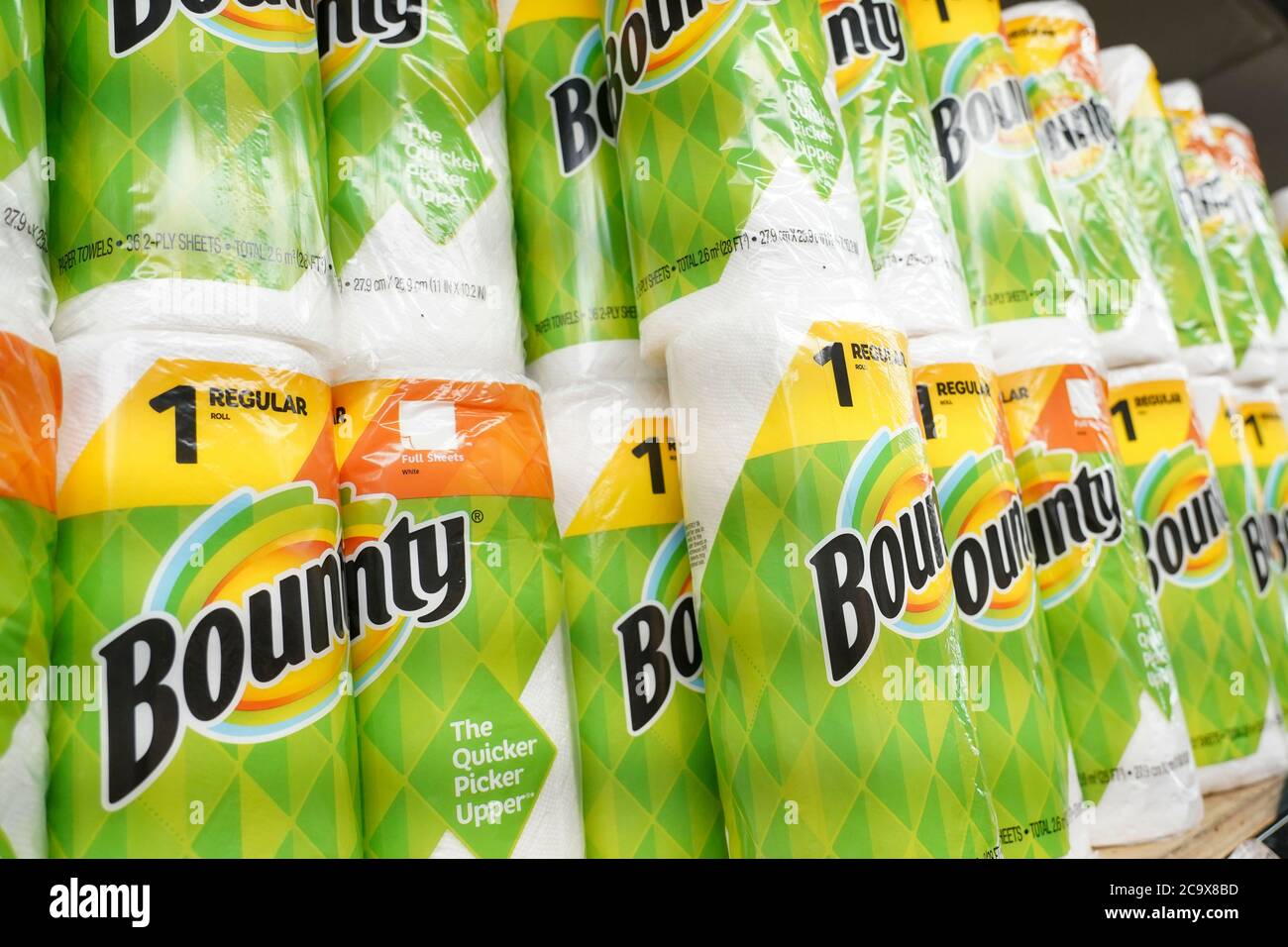NEW YORK, NY – 2 AGOSTO: Vista degli asciugamani di carta di Bounty in un supermercato della Fiera commerciale a Queens il 2 agosto 2020 a Queens Borough di New York City. Foto Stock