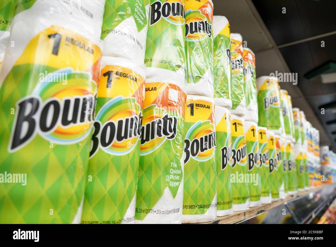 NEW YORK, NY – 2 AGOSTO: Vista degli asciugamani di carta di Bounty in un supermercato della Fiera commerciale a Queens il 2 agosto 2020 a Queens Borough di New York City. Foto Stock