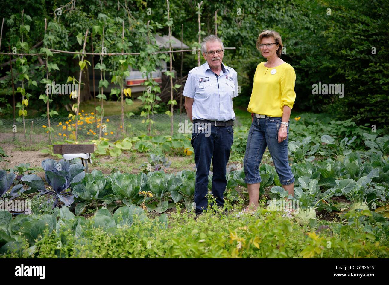 Keyenberg, Germania. 28 luglio 2020. Walter e Barbara Oberherr si trovano nel loro orto nel villaggio di carbone marrone di Keyenberg. Il villaggio è quello di cedere il posto alla miniera di Garzweiler nel 2024. Credit: Henning Kaiser/dpa/Alamy Live News Foto Stock