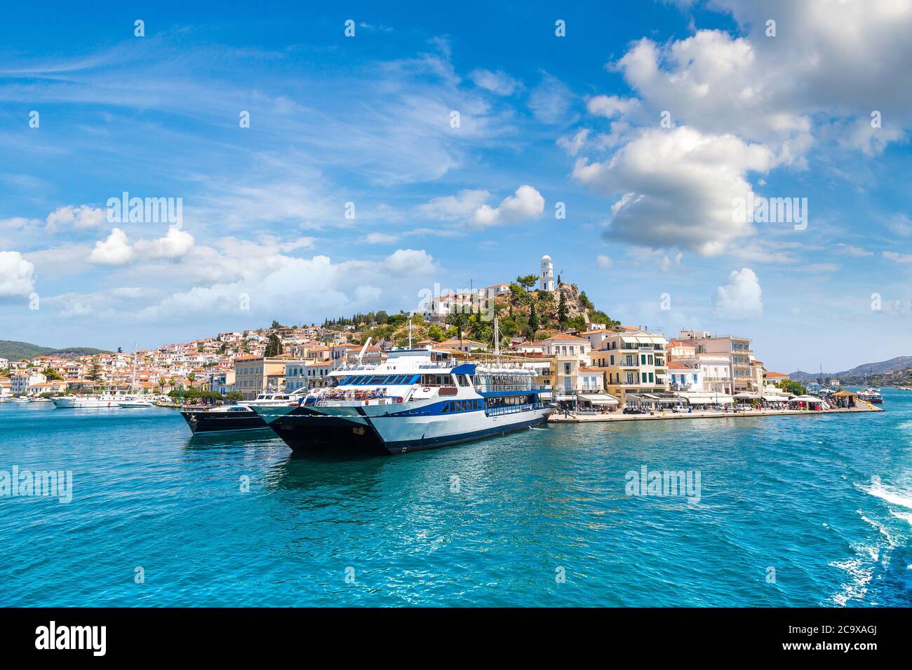 Traghetto sul Poros Island in un giorno di estate in Grecia Foto Stock